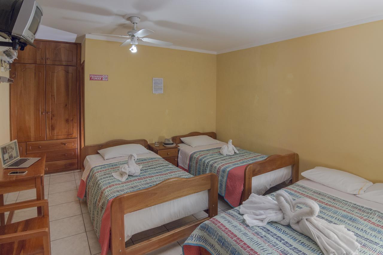 Hostal Leon Dormido Puerto Baquerizo Moreno Exterior foto